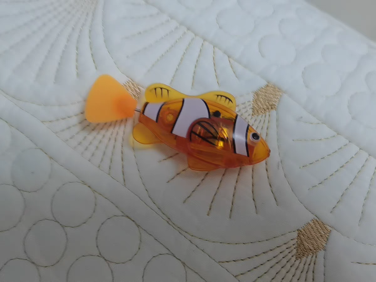 Electric Swimming Fish Toy 🐟 Light-Up Baby Bath Toy Water Play Fun